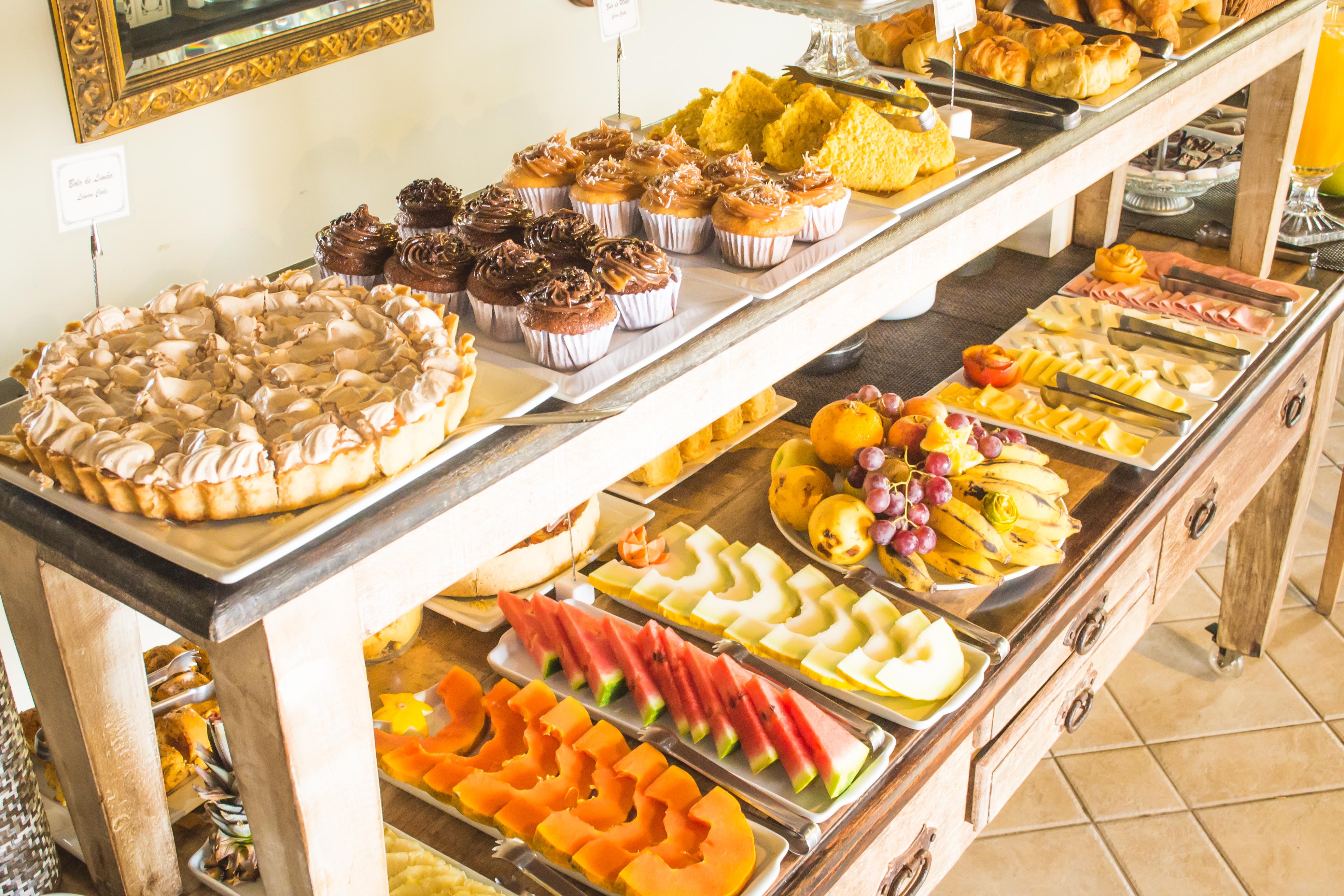 Pousada Praia Joao Fernandes Búzios Extérieur photo A buffet of fruit and pastries